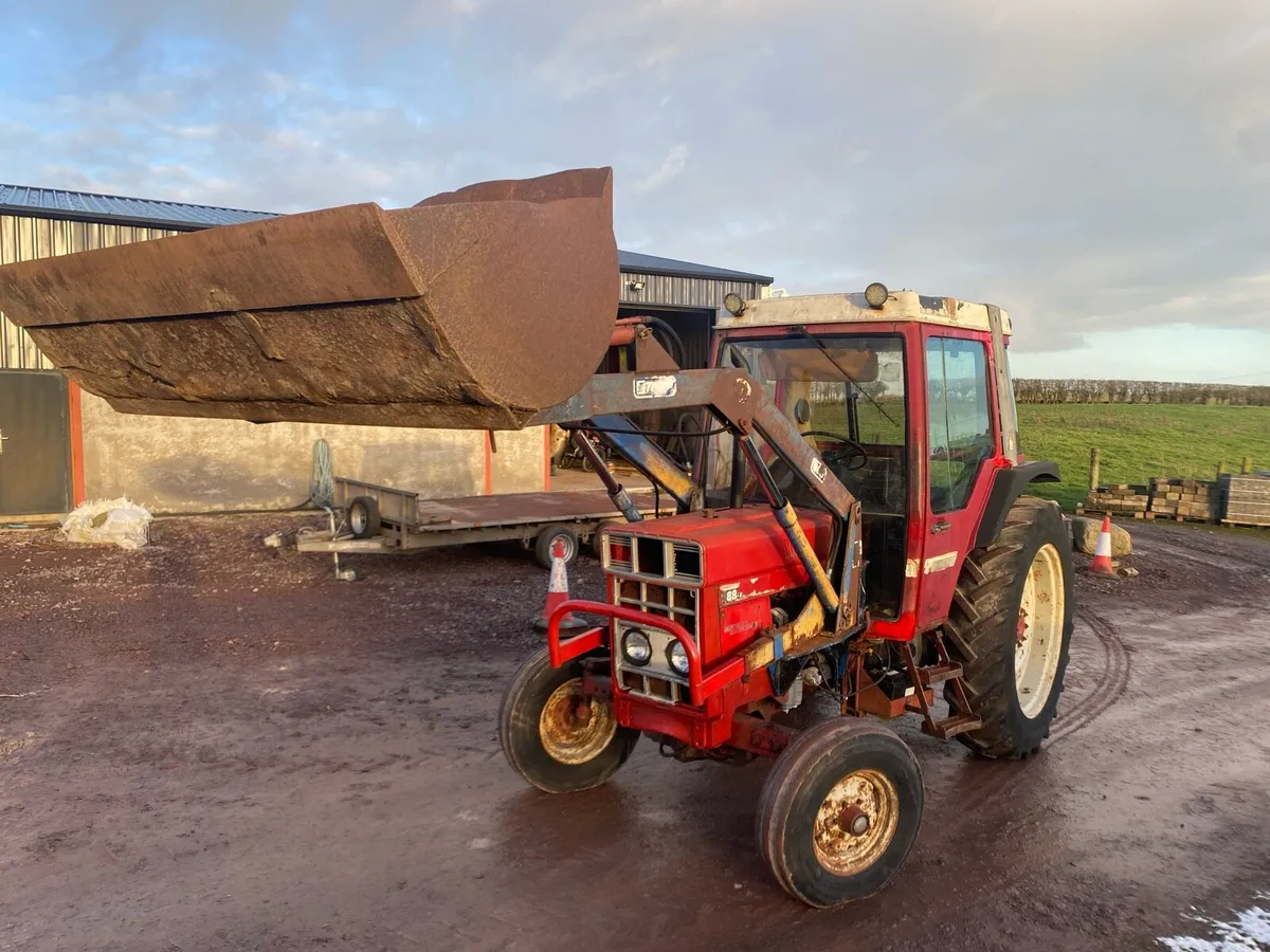 International 885 - Image 2