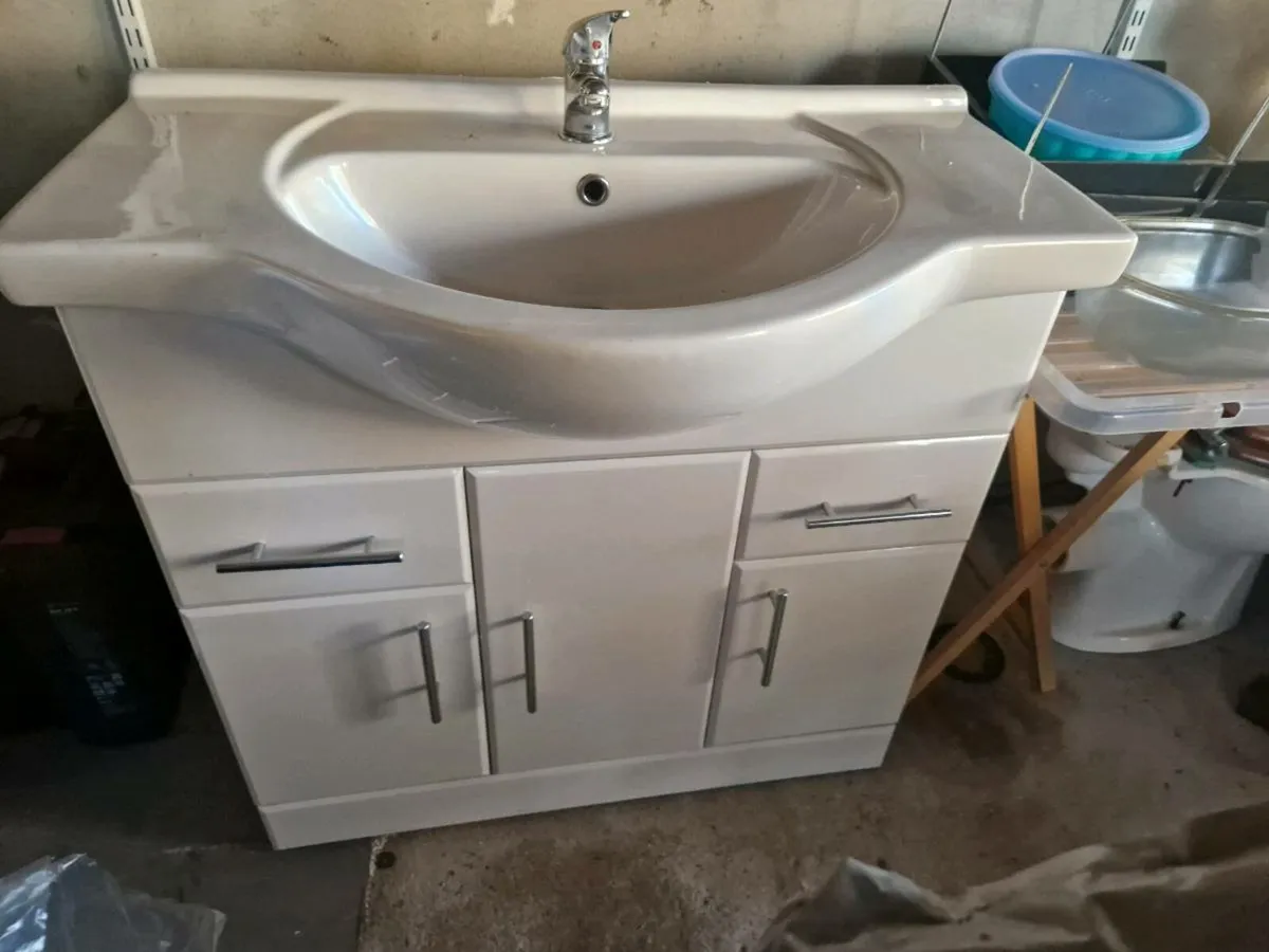 Sink cabinet unit and matching toilet - Image 1