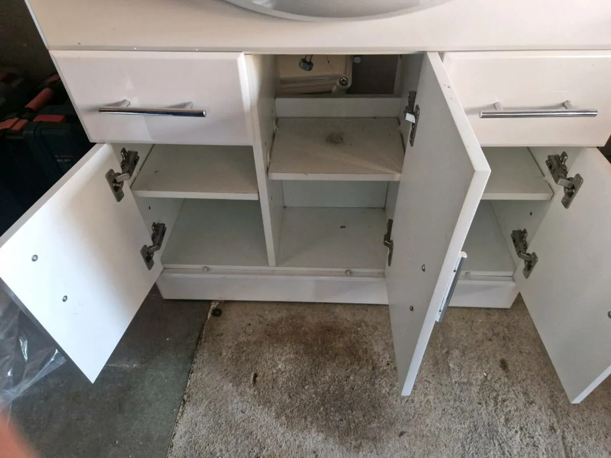 Sink cabinet unit and matching toilet - Image 3