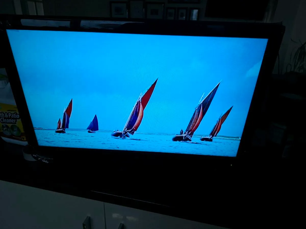 Dvds÷ TV dvd combo. 130approx dvds. - Image 2