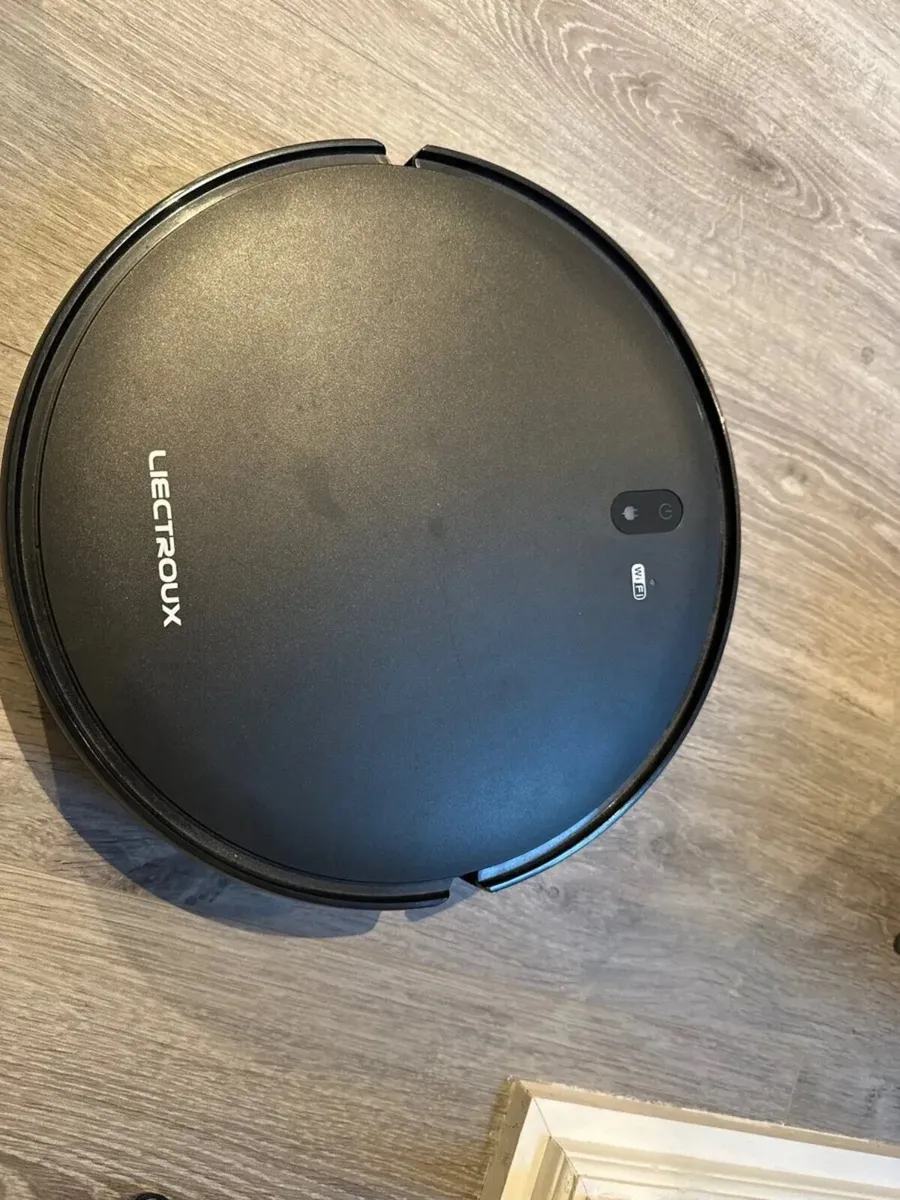 Robot vacuum and mop - Image 1