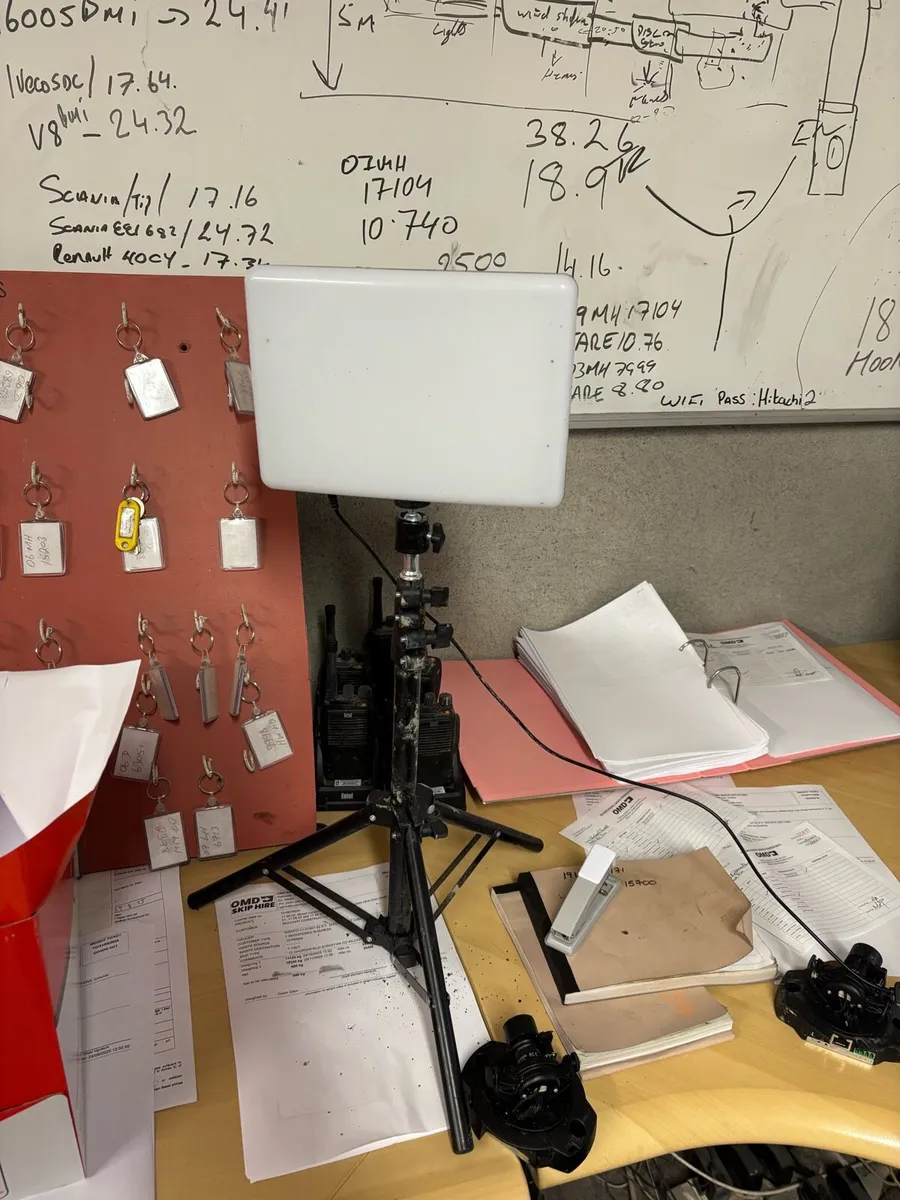 LED Tripod with UV lights for Tiktok - Image 2