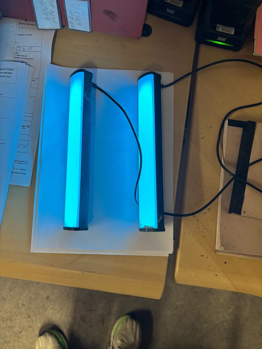 LED Tripod with UV lights for Tiktok - Image 3