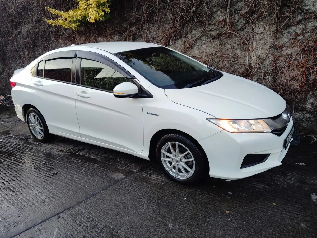 2015 Honda Grace Hybrid low mileage long NCT - Image 3