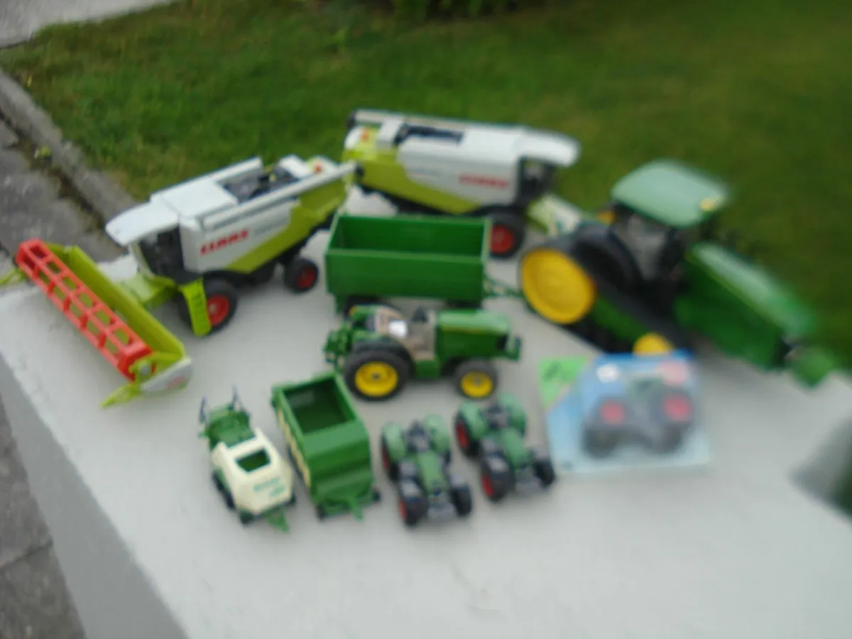 JOHN DEERE DIECAST METAL MODEL TRACTORS. - Image 1