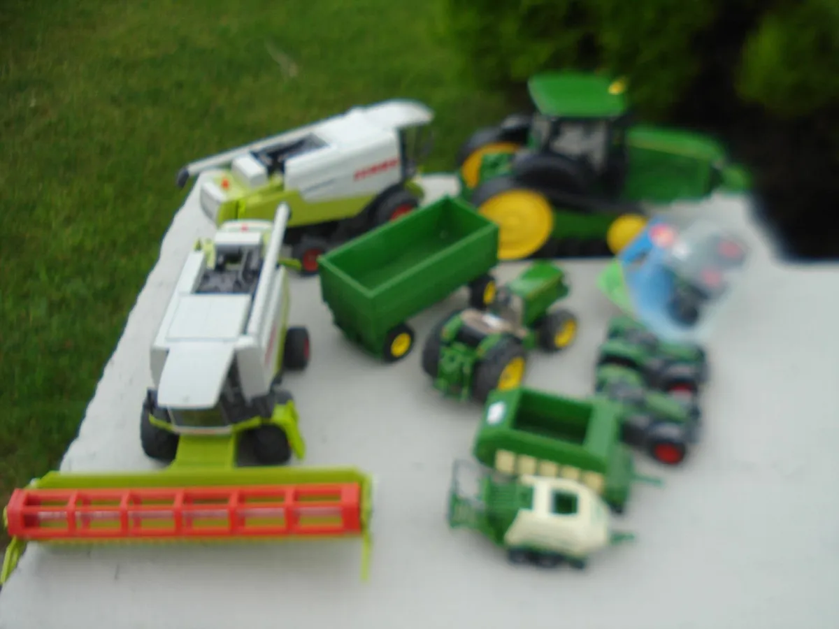 JOHN DEERE DIECAST METAL MODEL TRACTORS. - Image 2