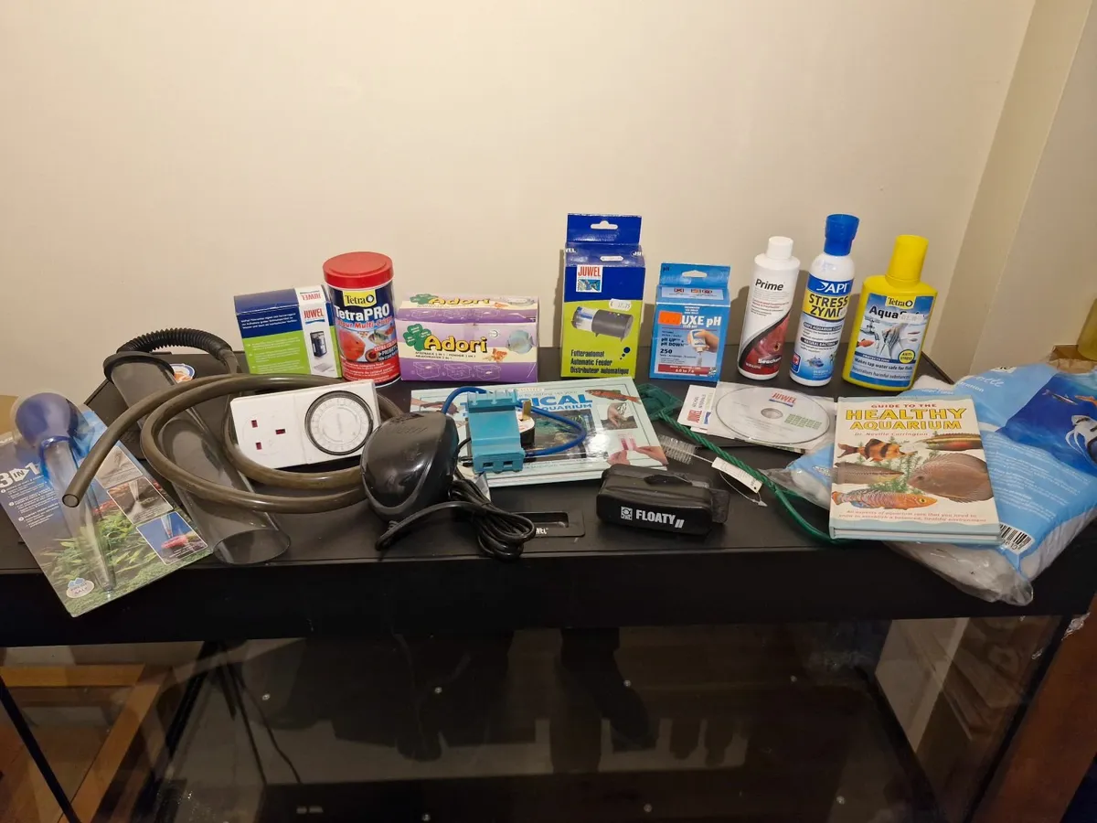 Jewel Rio 180 Aquarium with stand and accessories - Image 2