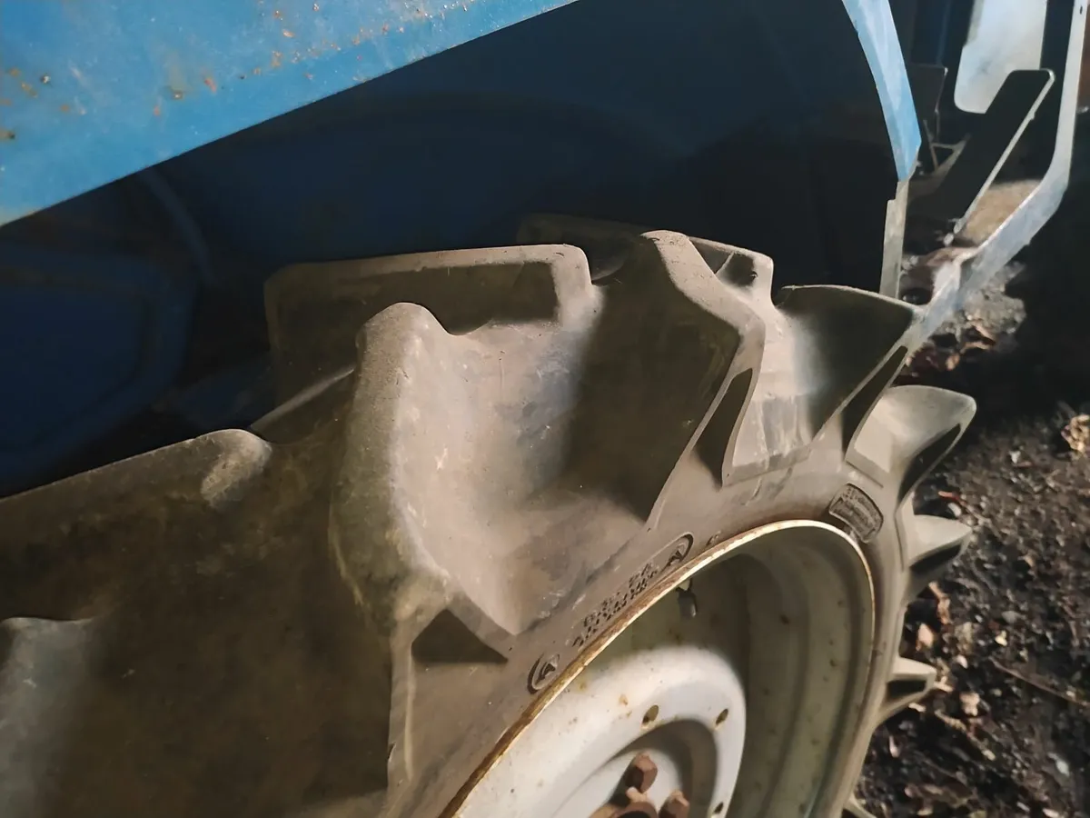 ISEKI 4 WHEEL DRIVE TRACTOR ONLY 451 HOURS V.G.C. - Image 4