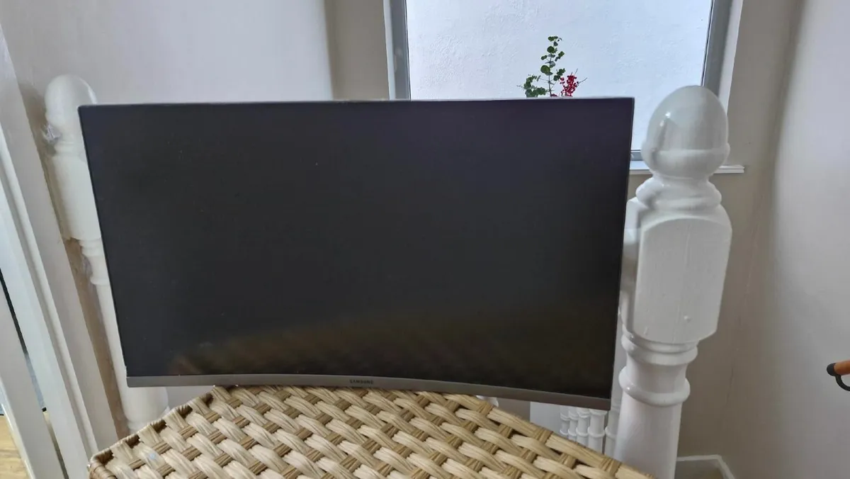 Samsung 28 inch curved display - Image 1