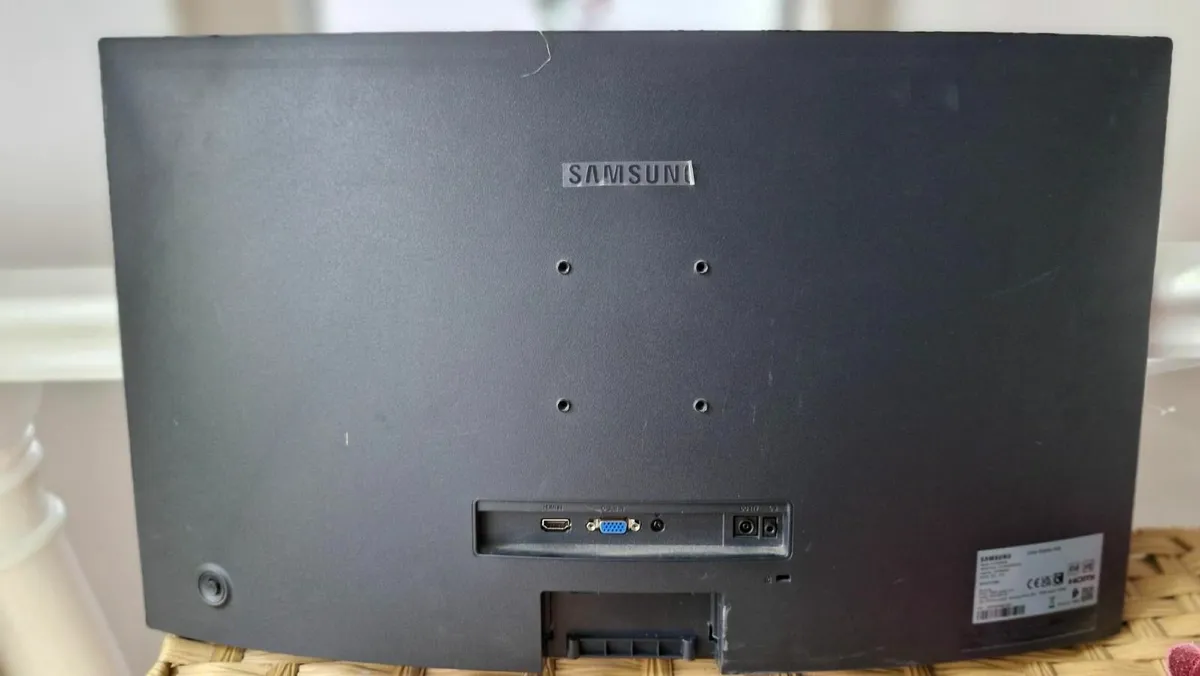 Samsung 28 inch curved display - Image 2