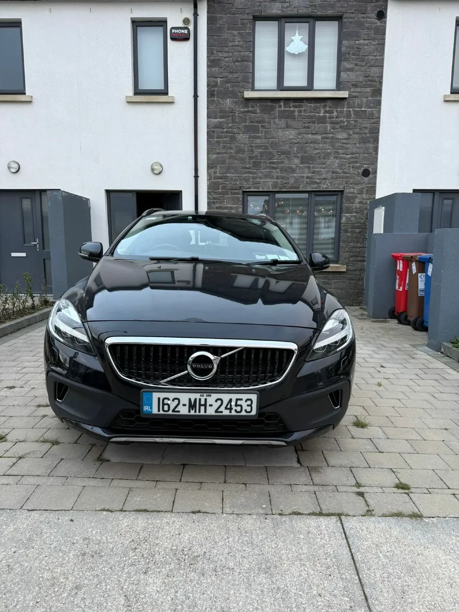 2016-2 VOLVO V40 1.5 T3 AUTO Black Cross country - Image 2