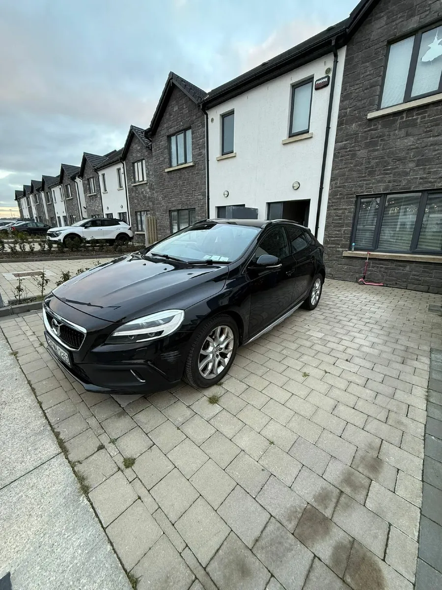 2016-2 VOLVO V40 1.5 T3 AUTO Black Cross country - Image 1