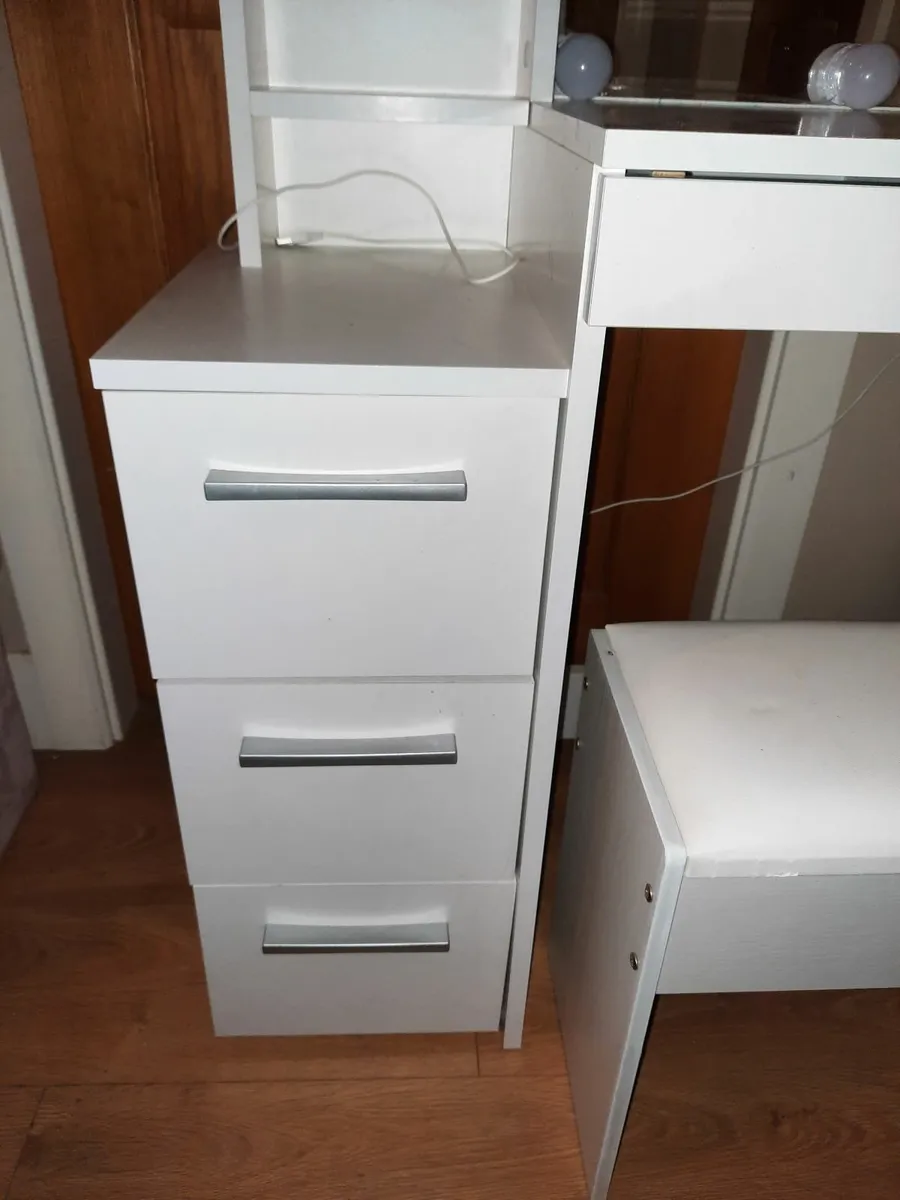 Vanity dresser - Image 3