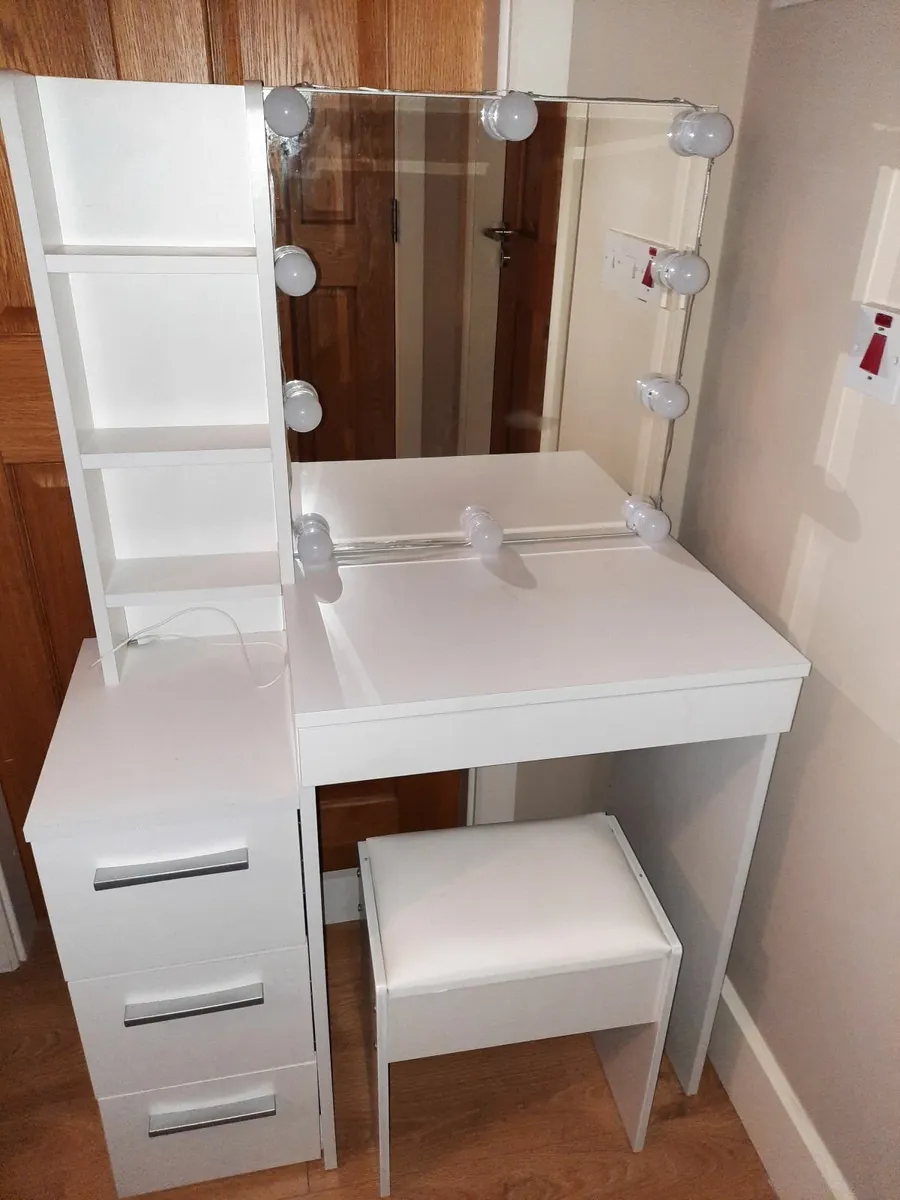 Vanity dresser - Image 1