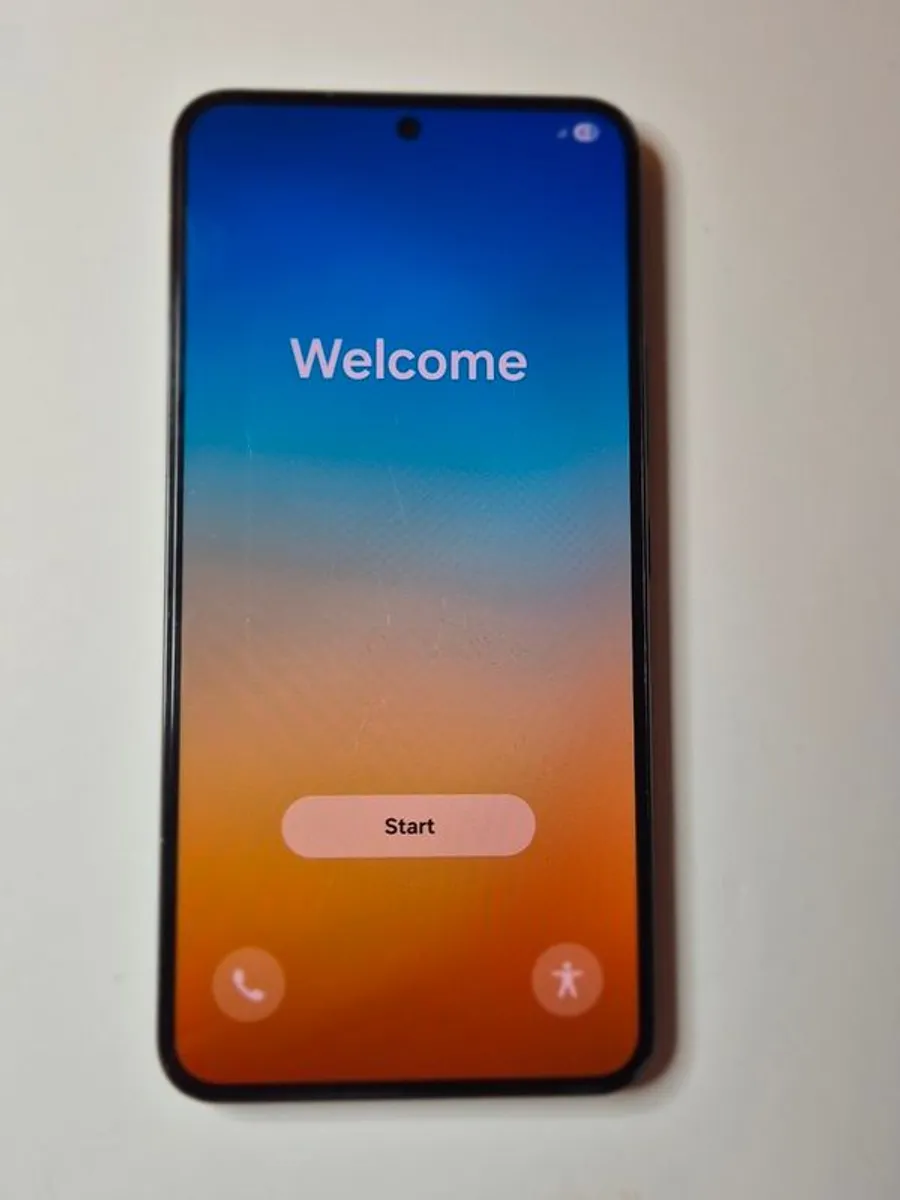 Samsung Galaxy S22 - Image 1