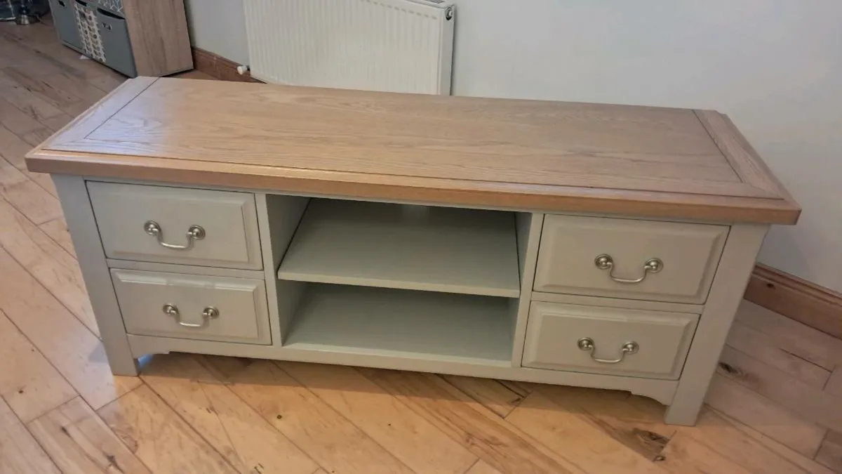 Camille TV unit - Image 1