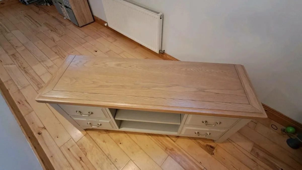 Camille TV unit - Image 2