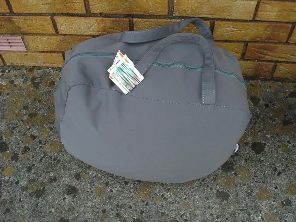 LARGE QUALITY WATERPROOF OUTDOOR CAR COVER. - Image 4