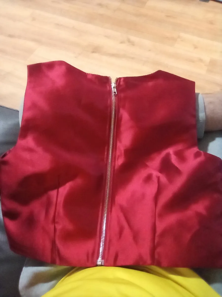 women's red zip up top