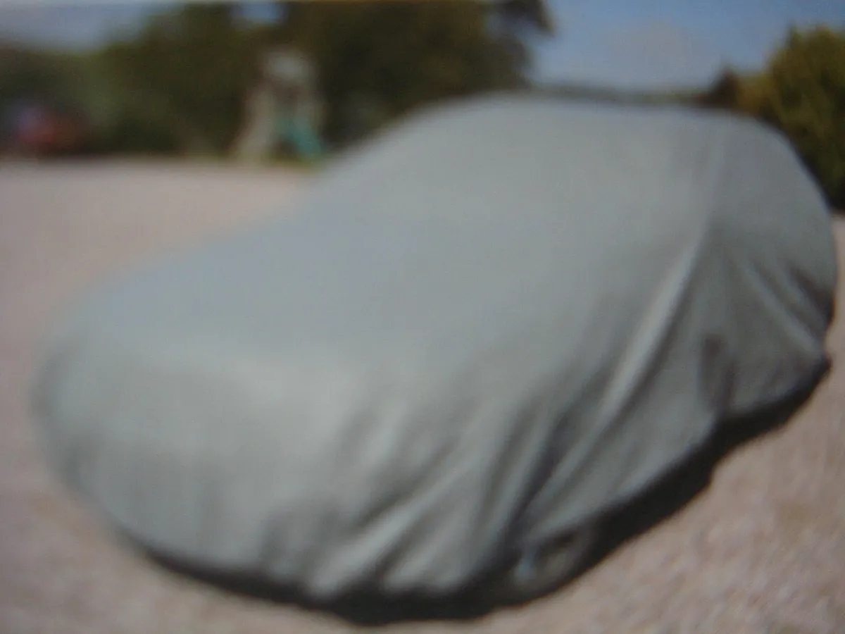 LARGE QUALITY WATERPROOF OUTDOOR CAR COVER. - Image 1