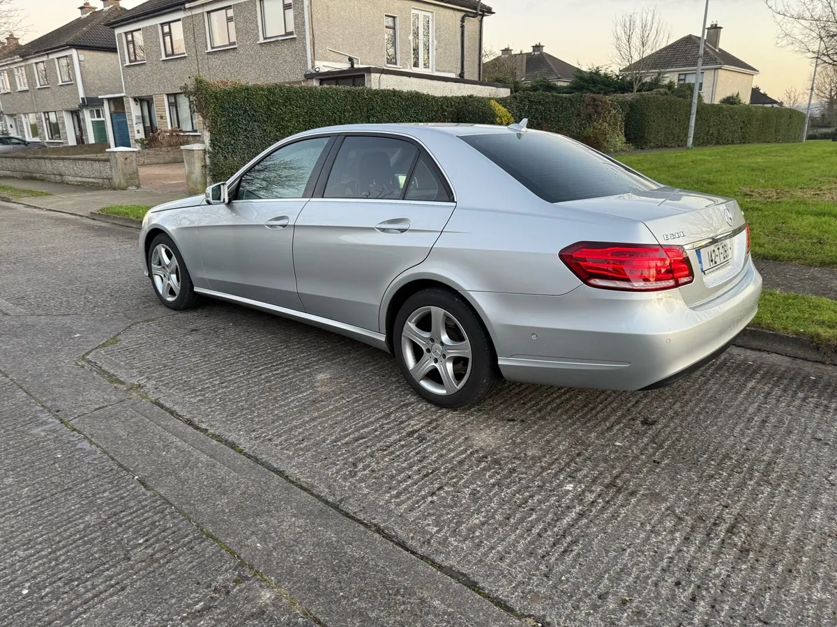 Mercedes E 220 Automatic - Image 4