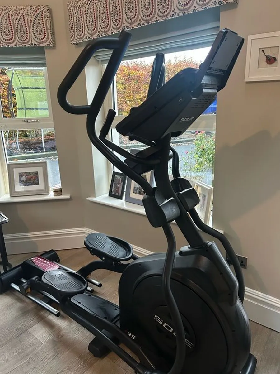 Elliptical / cross trainer, gym level equipment, like new - Image 1