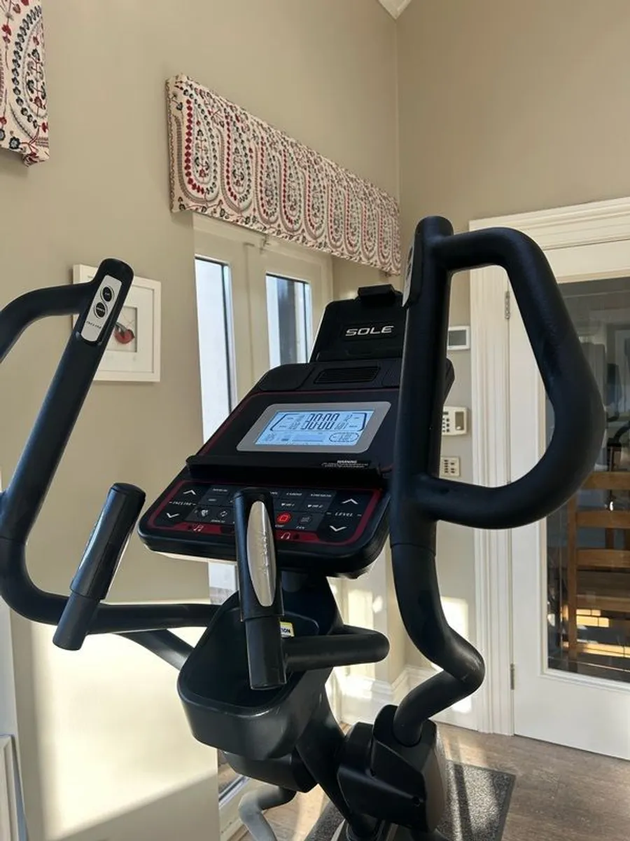 Elliptical / cross trainer, gym level equipment, like new - Image 4