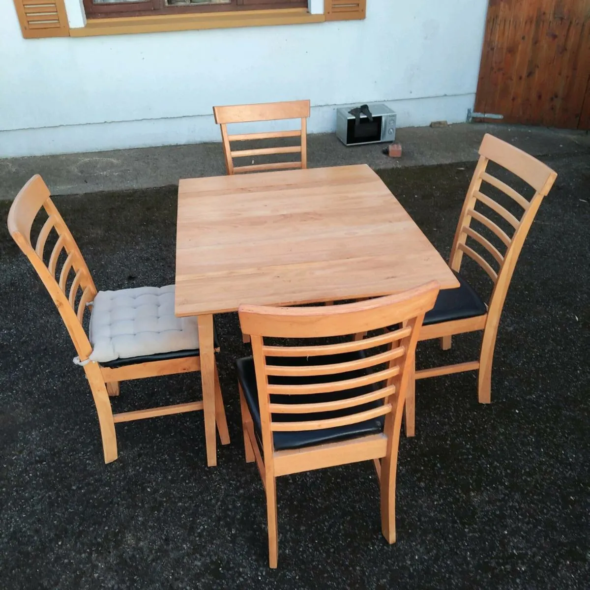 Table and 4 chairs - Image 1