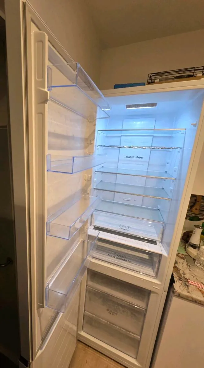 No Frost Fridge freezer Hisense - As New - Image 4