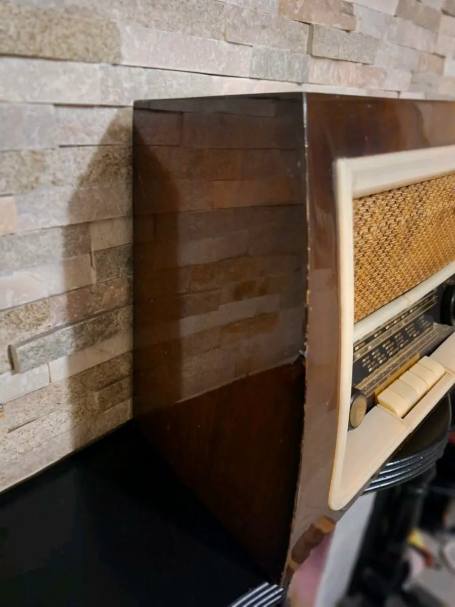 Vintage British made Tube Radio - Image 4