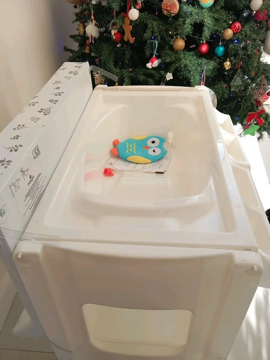 Babylo changing unit and bath - Image 1