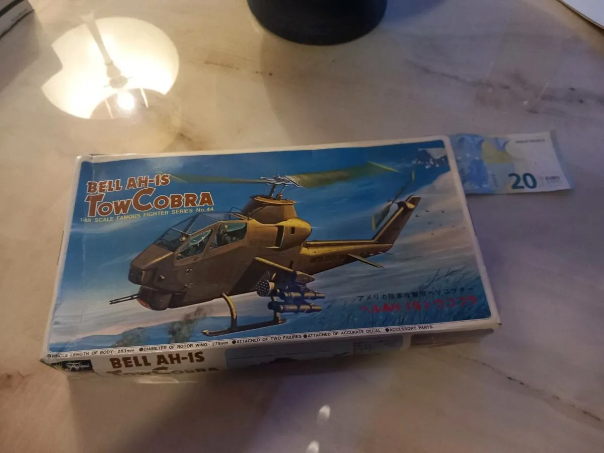 Model kit, Tow Cobra helicopter, D18 post 10e - Image 1