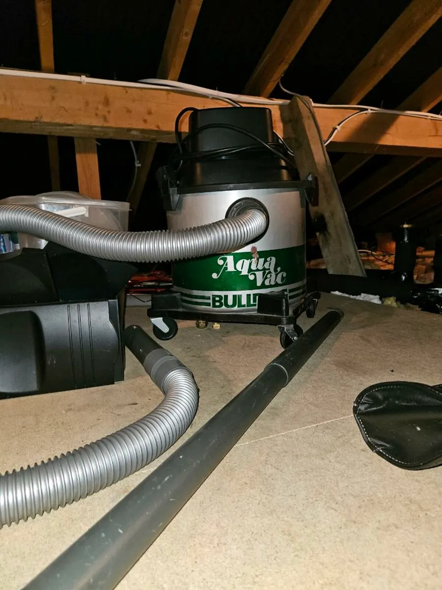 Aqua vac - vacuum cleaner for wet spills. - Image 1