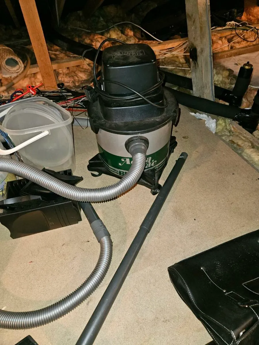 Aqua vac - vacuum cleaner for wet spills. - Image 2