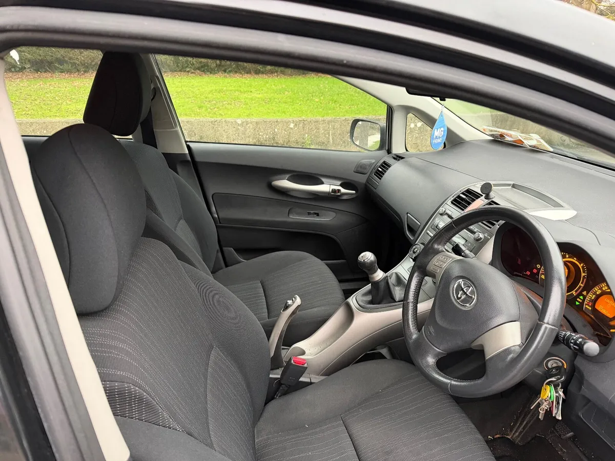 Toyota Auris 2007 with a fresh NCT - Image 3