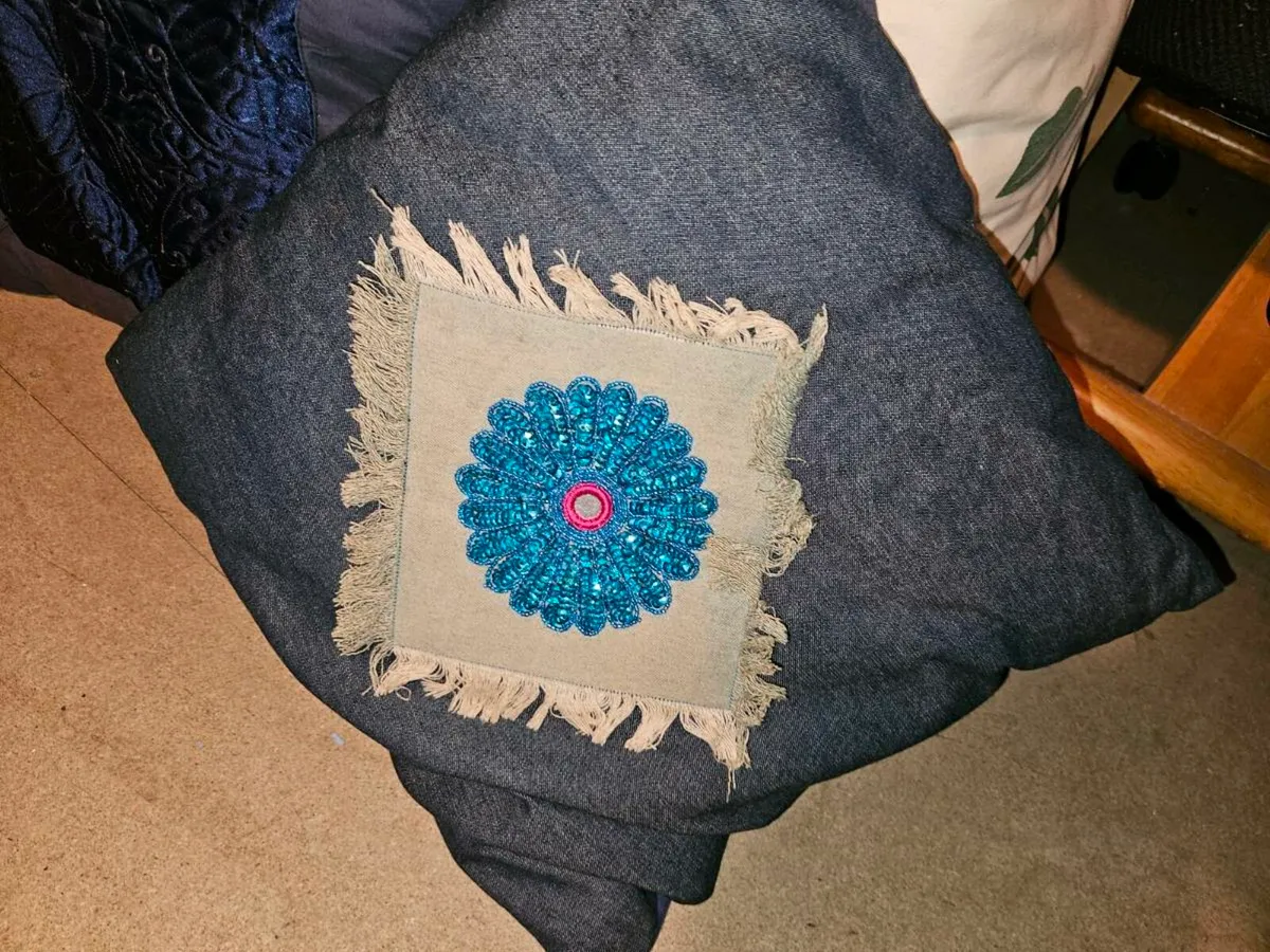 Extra large, large and small cushions - Image 3