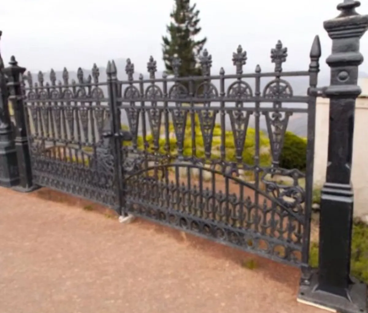 BRAND NEW SOLID CAST IRON GATES WITH POSTS - Image 4