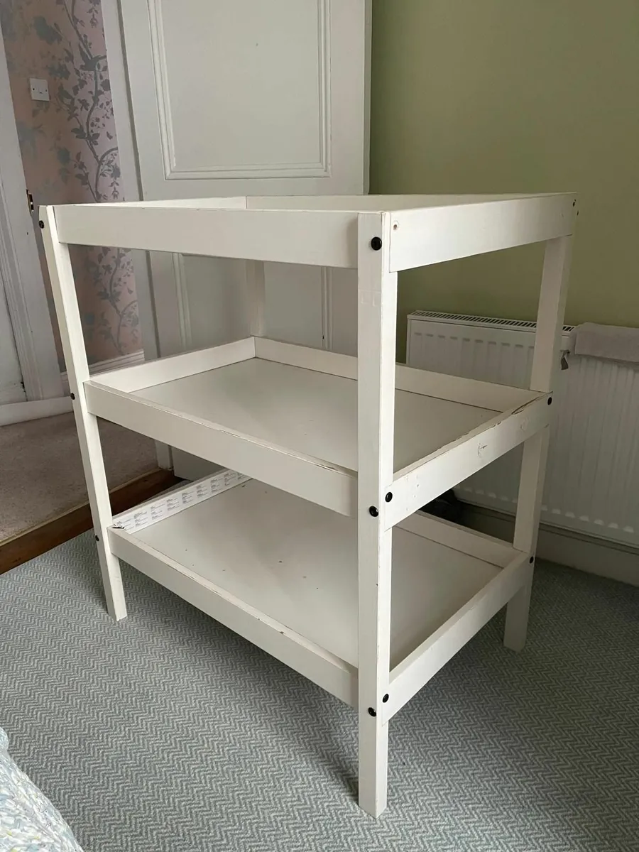 Free Changing table - Image 2