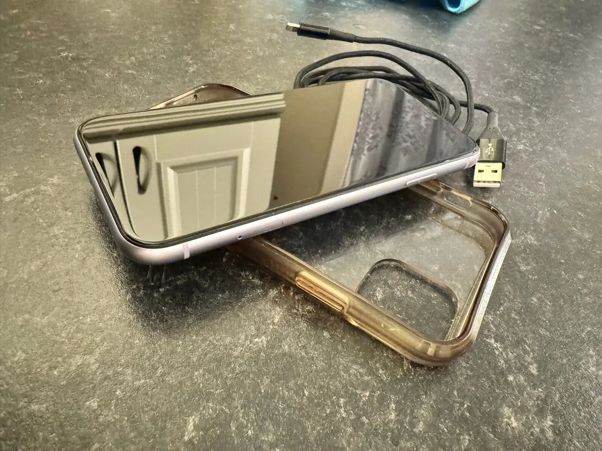 LIKE NEW IPHONE 11 PURPLE EDITION UNLOCKED - Image 2