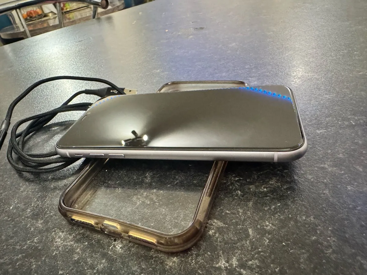 LIKE NEW IPHONE 11 PURPLE EDITION UNLOCKED - Image 3