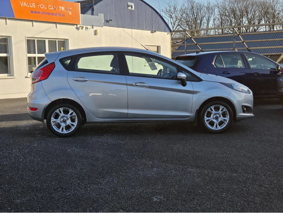 Ford Fiesta ZETEC 1.5 75PS M5 4DR MCA - Image 4