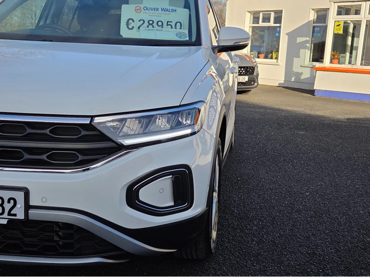 Volkswagen T-Roc LIFE 1.0 TSI MANUAL 6SPEED FWD 11 - Image 2