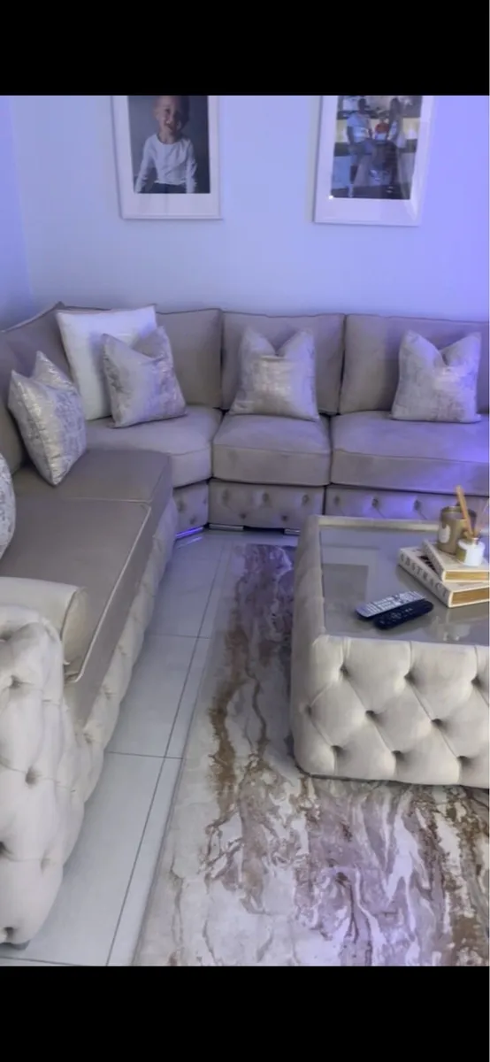 Chesterfield Sofa Cream suede + table - Image 3