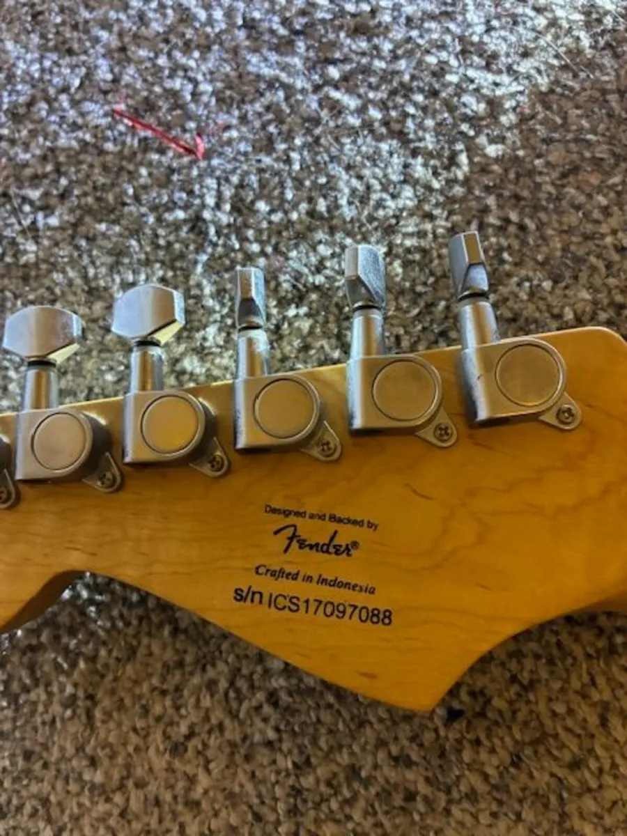 electric guitar and amp - Image 2