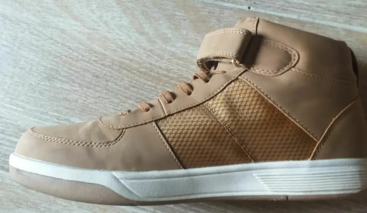 Boys Tan Boots Worn once in good condition. Size: - Image 2