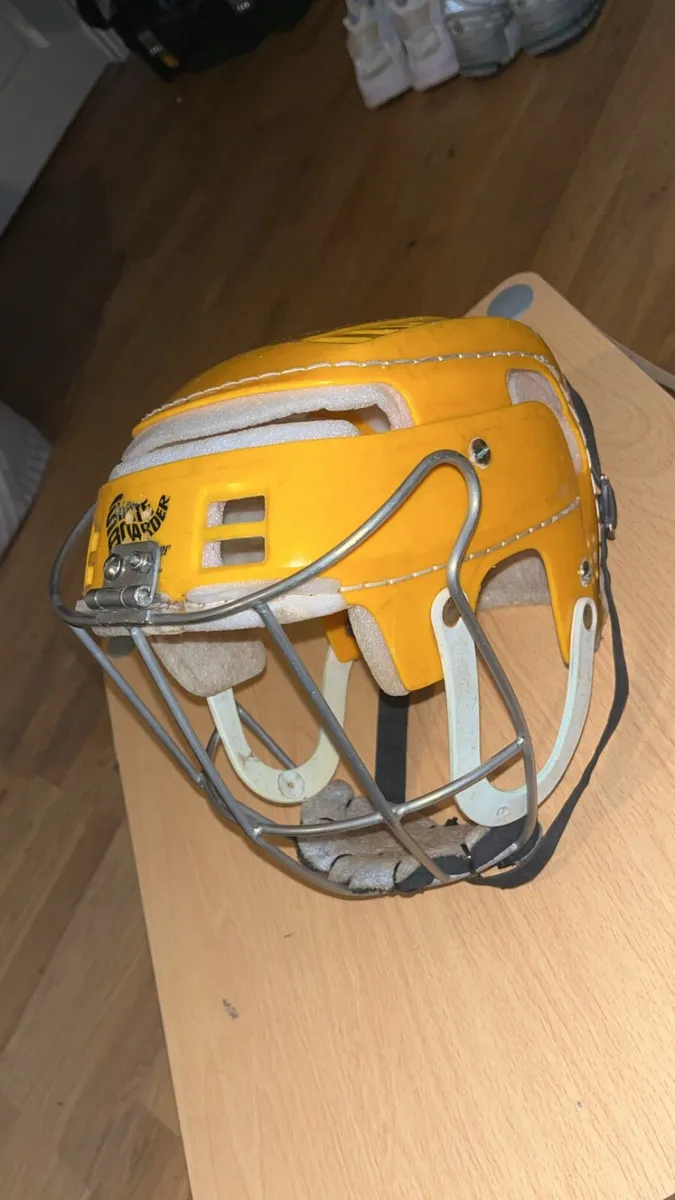 Yellow Oldstyle skateboarder - Image 1