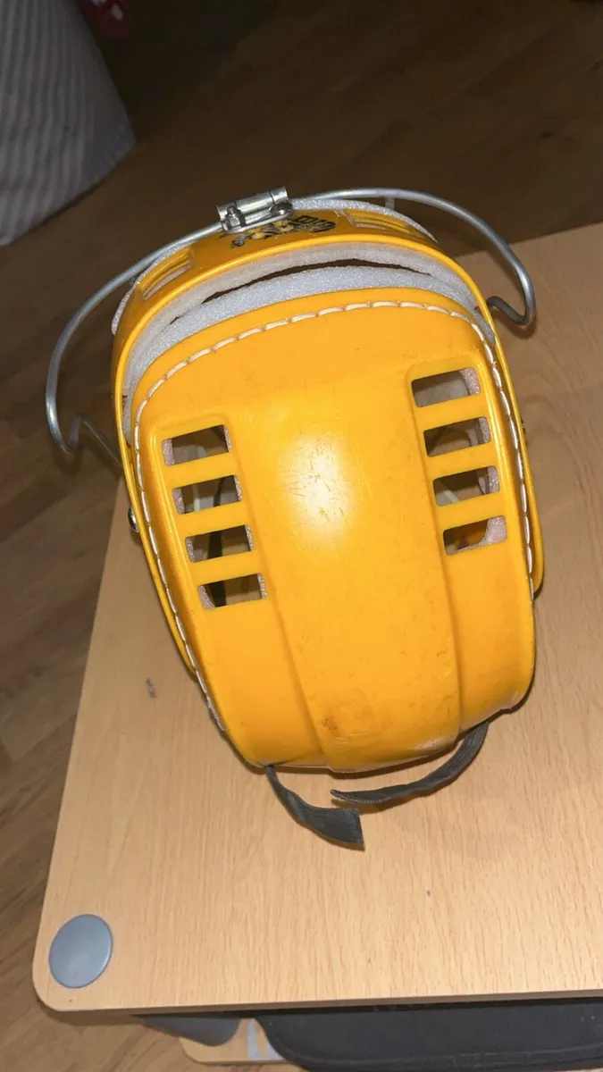 Yellow Oldstyle skateboarder - Image 4