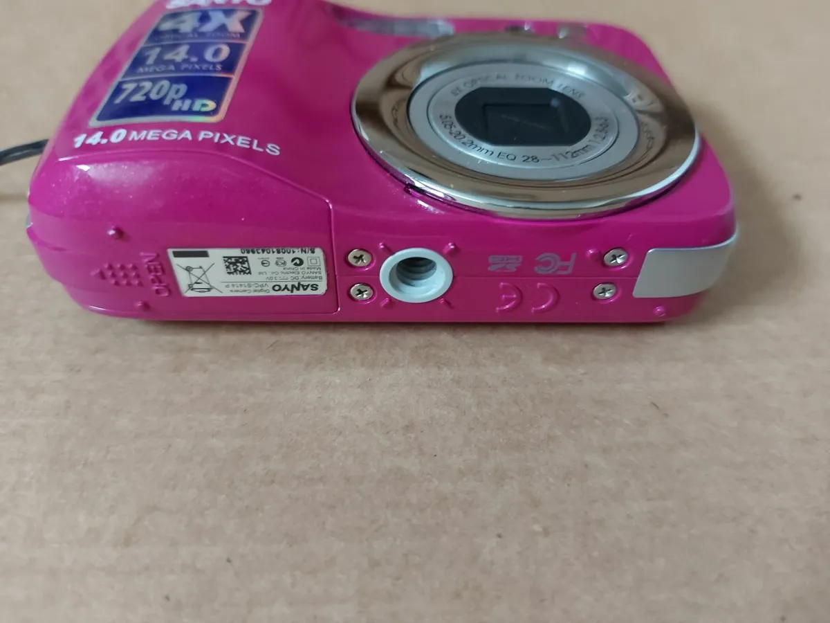 Sanyo 14 megapixel Digital Camera with 4GB SD Card - Image 2