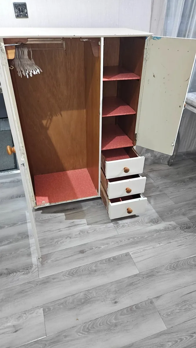 Free kids wardrobe - Image 1