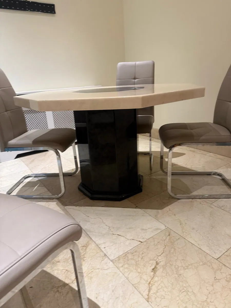 Kitchen table - Image 1